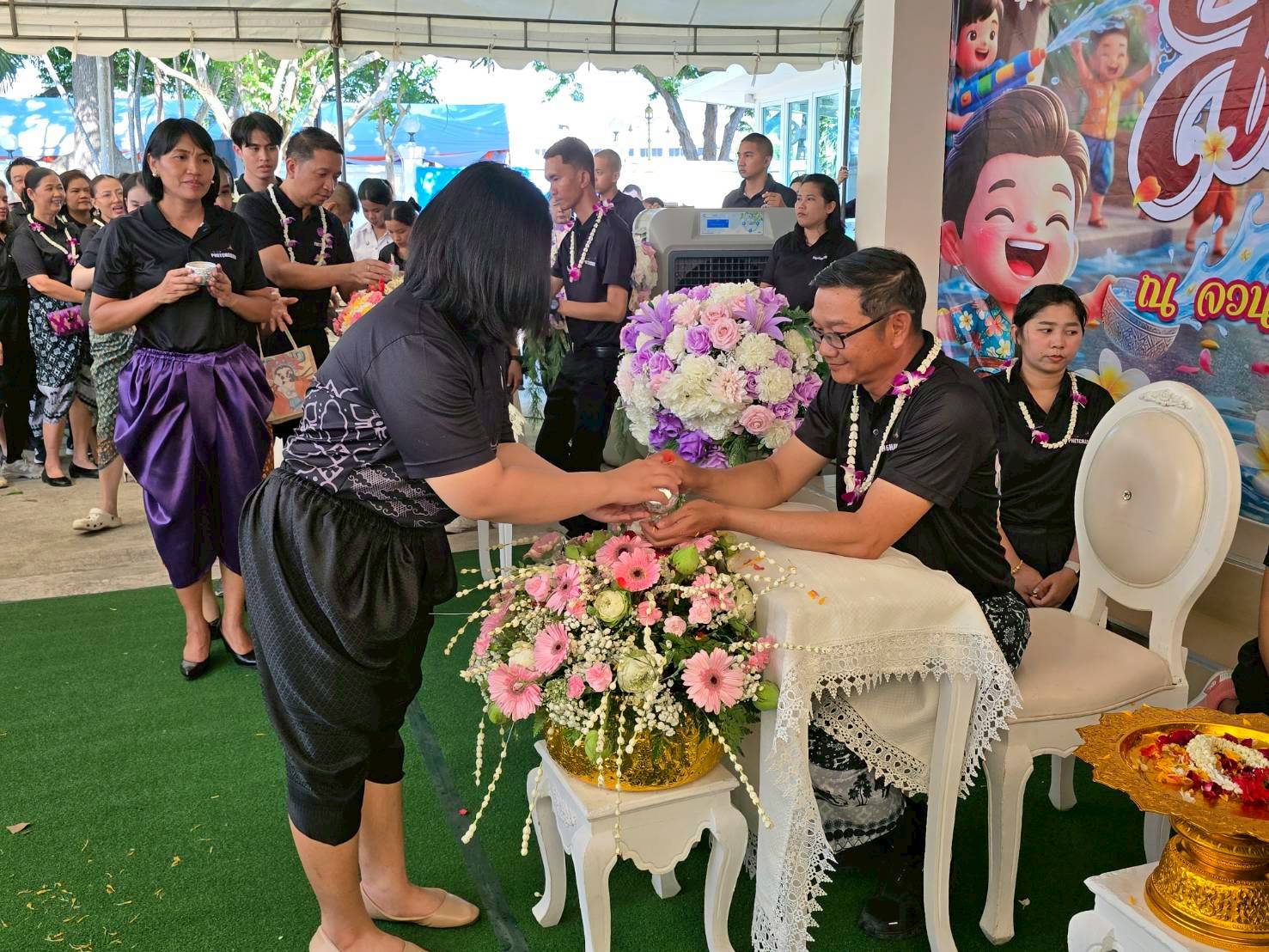 title - ปฏิรูปที่ดินจังหวัดเพชรบุรี พร้อมด้วยเจ้าหน้าที่ ส.ป.ก.เพชรบุรี ร่วมพิธีรดน้ำขอพรผู้บริหารจังหวัด เพื่อเสริมความเป็นสิริมงคลเนื่องในโอกาสต้อนรับปีใหม่ไทย 2569 และเพื่ออนุรักษ์และสืบสานประเพณีสงกรานต์อันดีงามของไทย